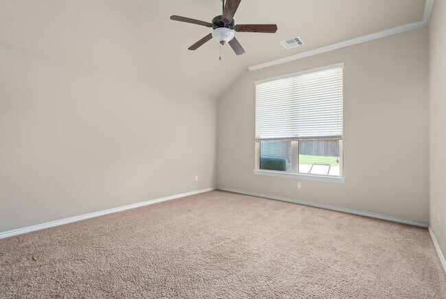 Building Photo - Charming home in Montague + 3 bedrooms + 3 car garage