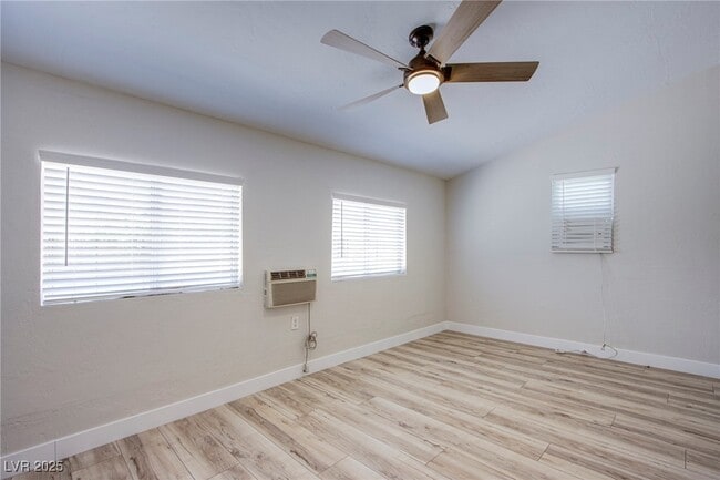 Building Photo - 1046 E Hassett Ave