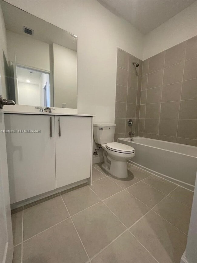 Building Photo - 1066 SE 2nd St