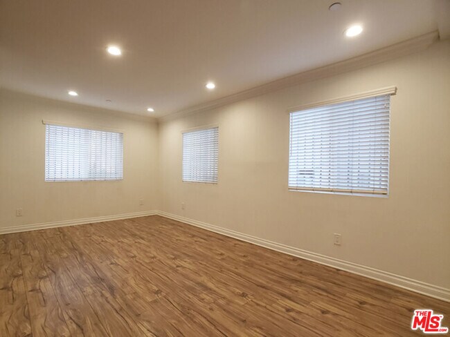 Building Photo - 1144 S Mariposa Ave