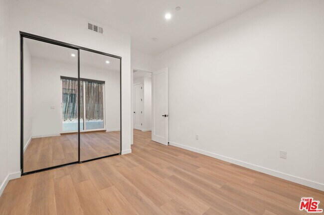 Building Photo - 259 S Park View St