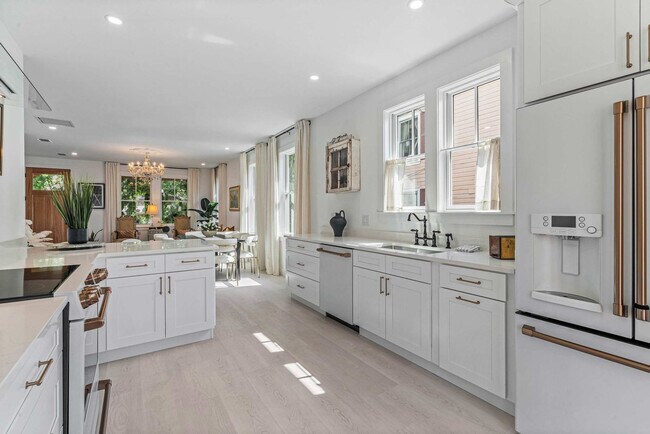 Building Photo - 28 W Castillo Dr