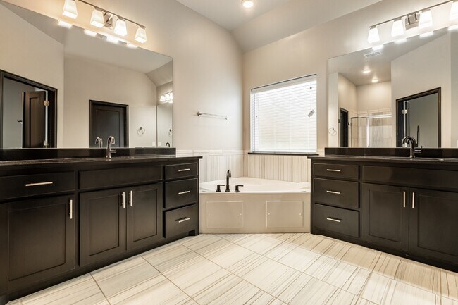 Building Photo - 210 Sonora Ln