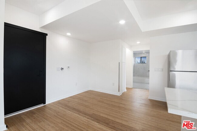 Building Photo - 321 S Fickett St