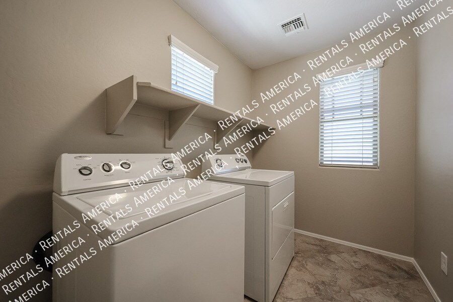 Building Photo - 2472 E Boston St