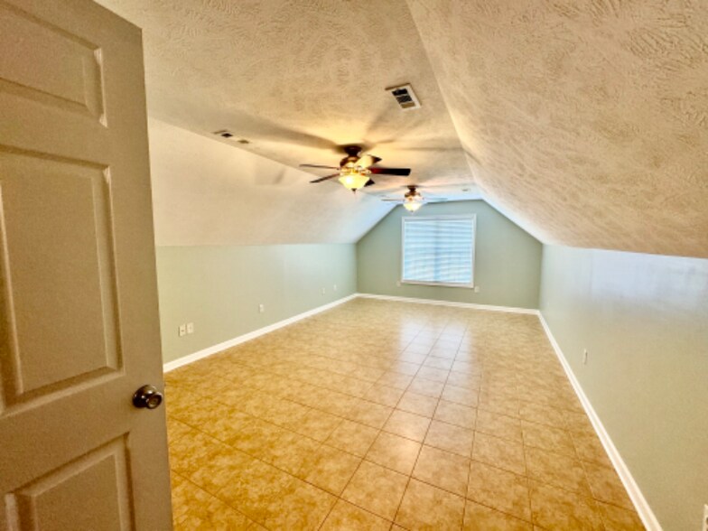 Building Photo - 64 Lakewind Ct