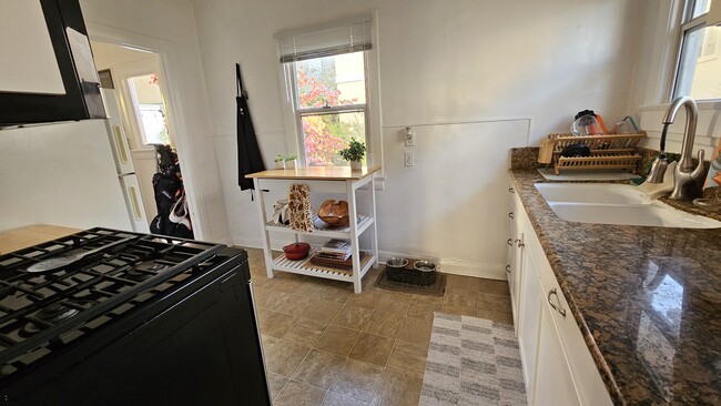 Light and bright kitchen - 832 15th St