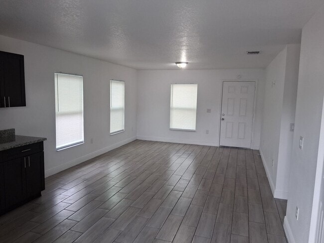 Building Photo - 3 Bed Home in Holiday FL