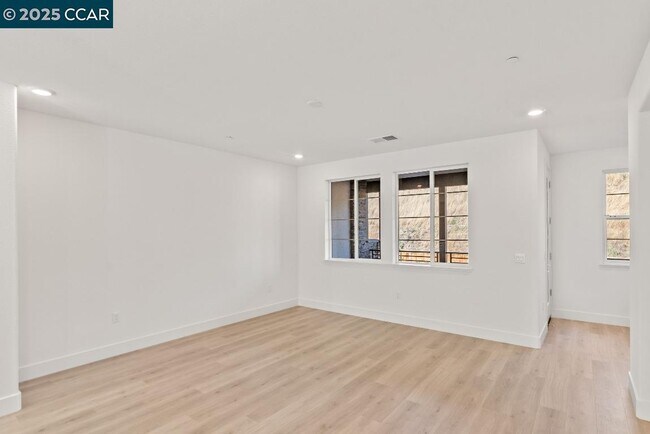 Building Photo - 725 Delve Ct