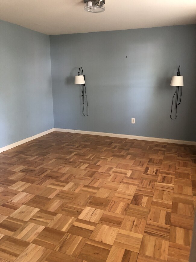 Building Photo - 647 Azalea Dr