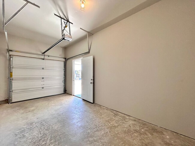 Building Photo - Spacious 3-Bed, 2-Bath Home with 2-Car Gar...