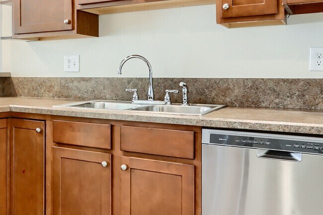 Building Photo - Amazing 4BR, 2BTH in Denver!