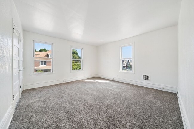Building Photo - Fresh 3 bedroom home in Jeannette availabl...