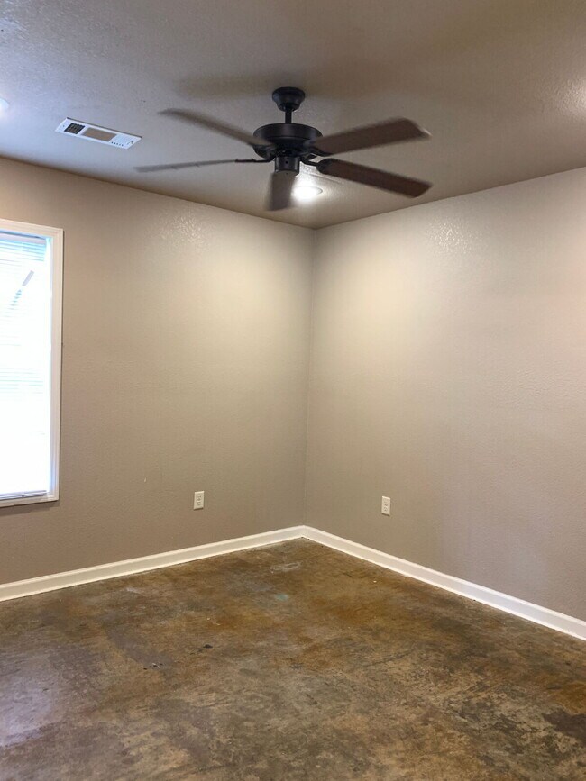 Building Photo - "Charming 2-Bedroom Gem with Granite Touches in Jonesboro!"
