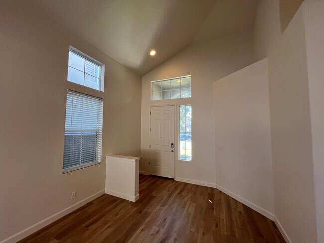 Building Photo - 5 bedroom home located in Sylvan School District!