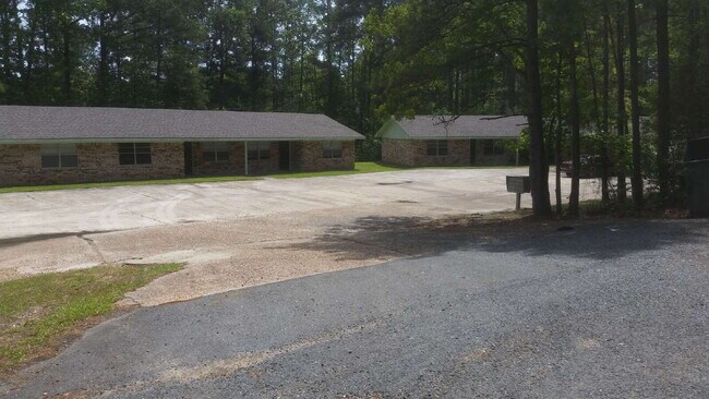 Building Photo - 2 bedroom 1 bath apartment in a small complex
