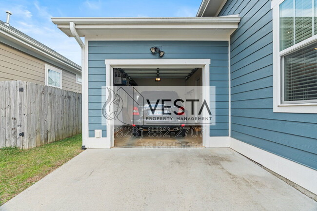 Building Photo - 16 Hyde Park Pl