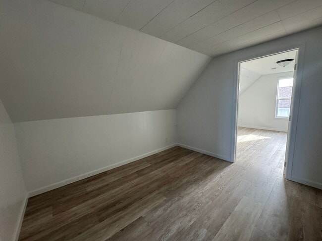 Building Photo - Large Home in Newport!