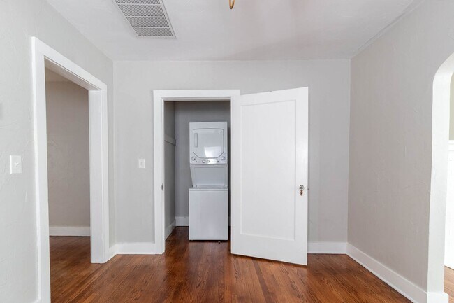 Building Photo - Beautiful Remodeled 1BD/1BTH Home In Crestwood Minutes away from the Highway!