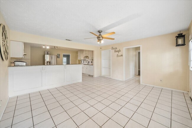Building Photo - 6621 Westview Dr