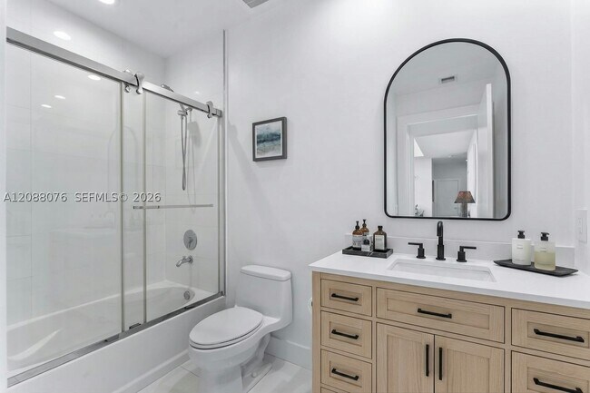 Building Photo - 950 Brickell Bay Dr