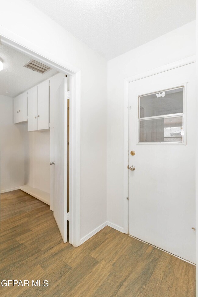 Building Photo - 8608 Catalpa Ln