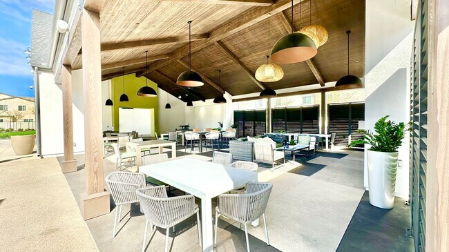 Building Photo - Beautifully Designed, and Upgraded, Newer ...