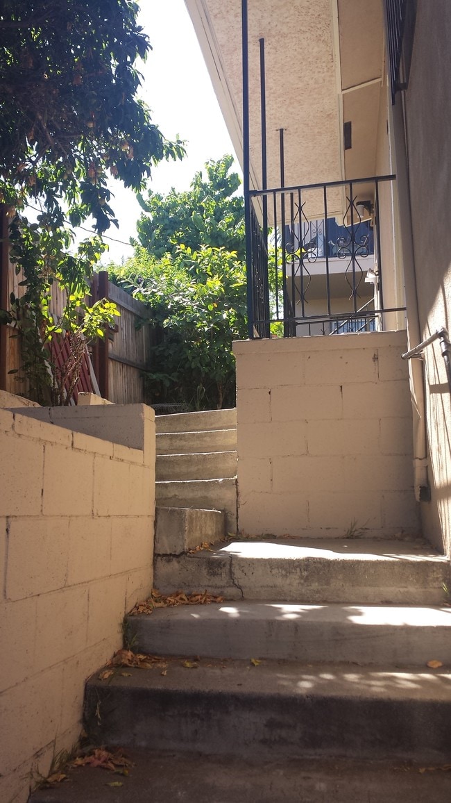 Building Photo - 1347 N Alvarado St