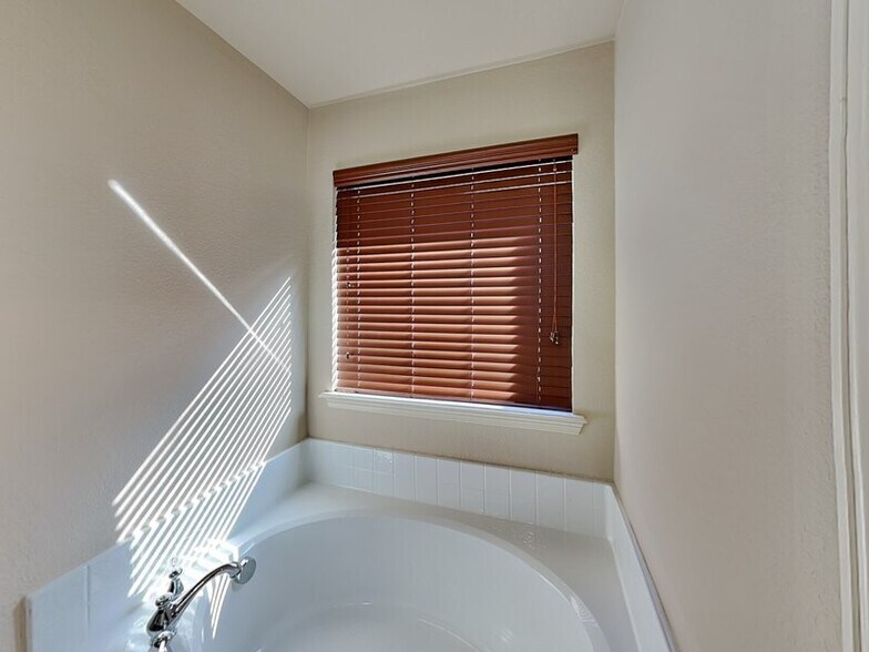 Building Photo - 5860 Burgundy Rose Dr