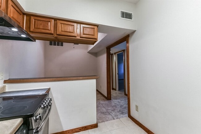 Building Photo - 2100 Tanglewilde St