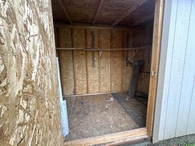 Building Photo - 4 bedroom, 2.5 bathroom home in a gated Riverside community!