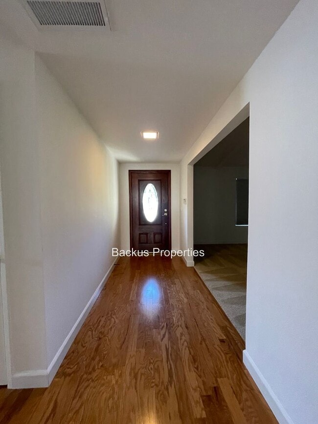 Building Photo - Recently remodeled three bedroom home in T...
