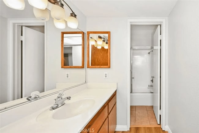 Building Photo - 2805