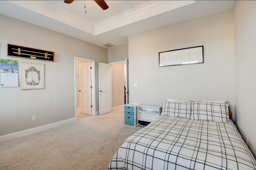 Plenty of room for a bedroom & office - 3768 Duke Center Way