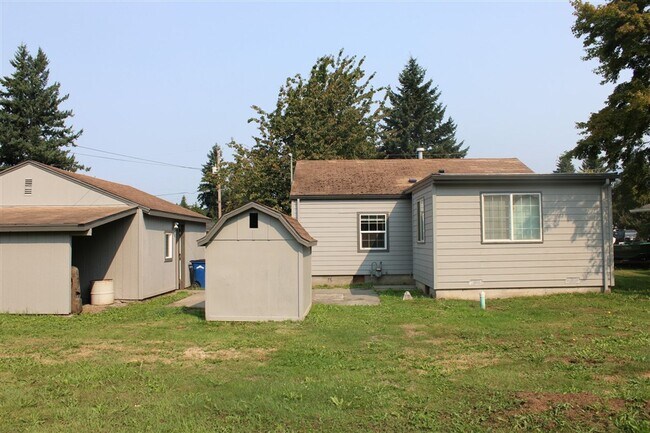 Building Photo - 3 Bedroom, 1.5 Bathroom House! Available now!