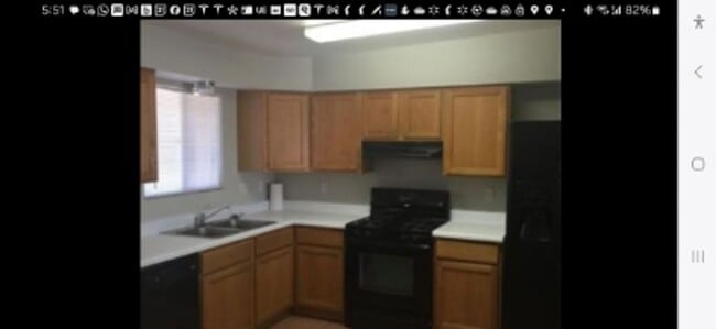 Building Photo - Beautiful 3 bedroom, 2 bath townhouse available