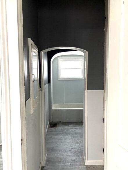 Building Photo - 313 E 7th St