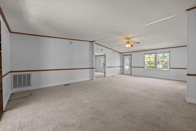 Building Photo - 4 bedroom 2 bathroom spacious home!