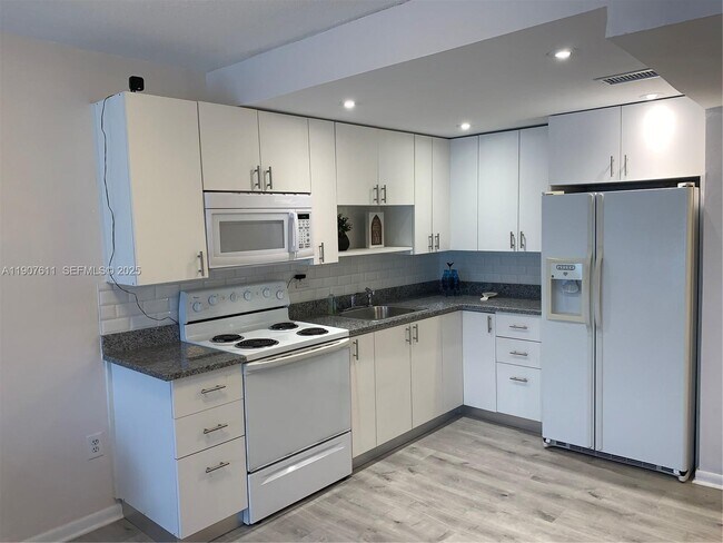 Building Photo - 677 SW 9th Ave