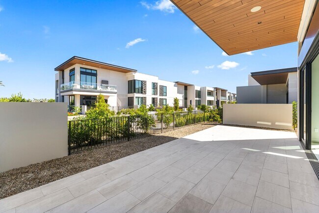 Building Photo - 6587 N Palmeraie Blvd