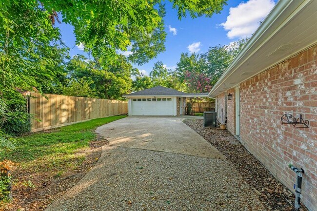 Building Photo - 11 Whittier Dr