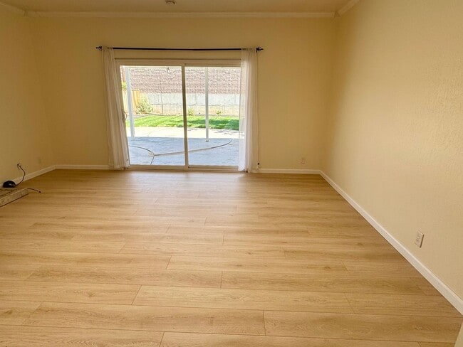 Building Photo - Remodeled 5 bedroom single level house - n...