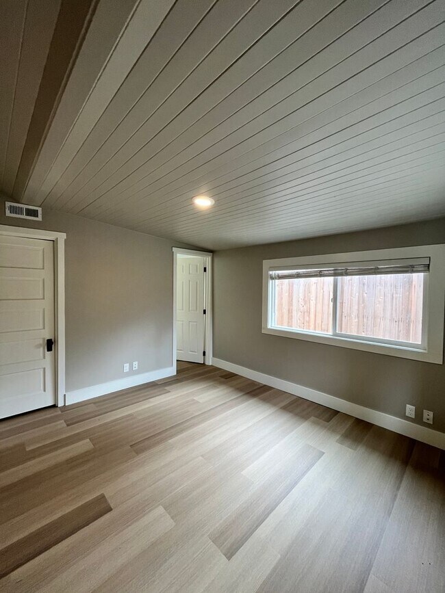 Building Photo - 1410 SE River Forest Rd