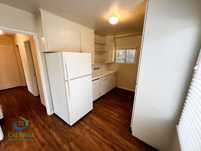 Building Photo - $2,595 - Darling 2 Bedroom 1 Bathroom Dupl...