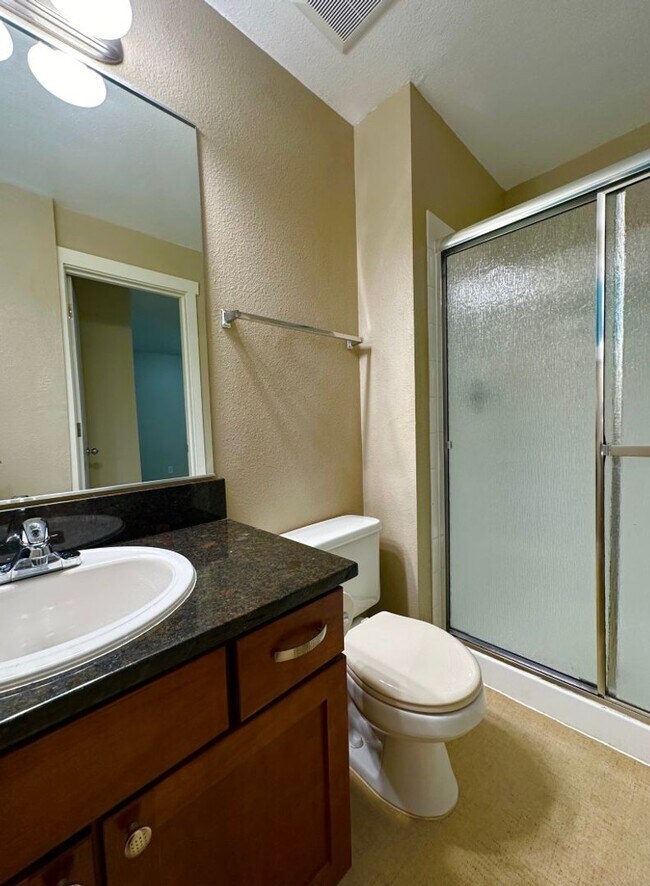 Building Photo - 2Bd/2Ba Bellevue Condo