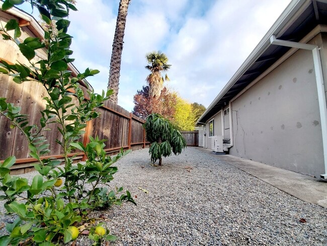 Building Photo - 2 bedroom home with garage, solar power, A...