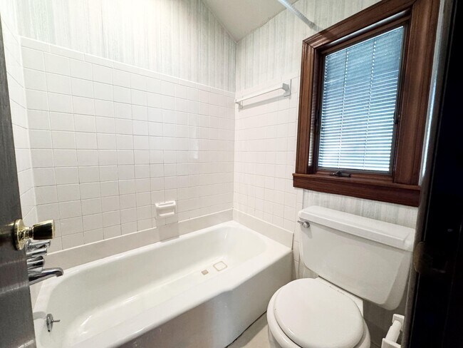 Building Photo - 4554 Sandringham Dr