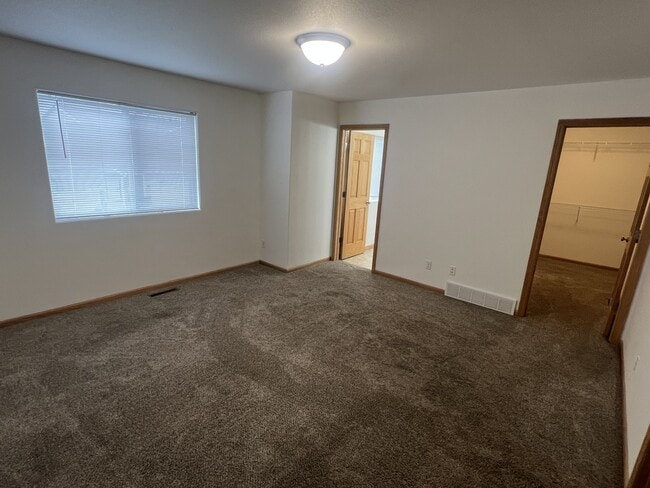 Building Photo - 4281 Estate Dr S