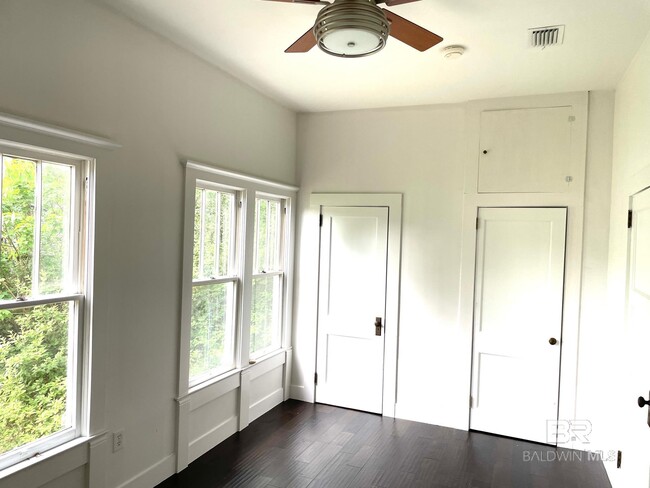 Building Photo - 216 W Rose Ave