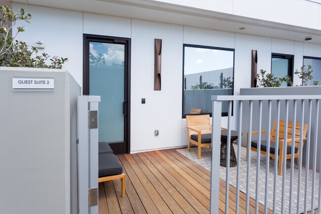 Building Photo - Surround Yourself in Luxury! Symphony Honolulu!